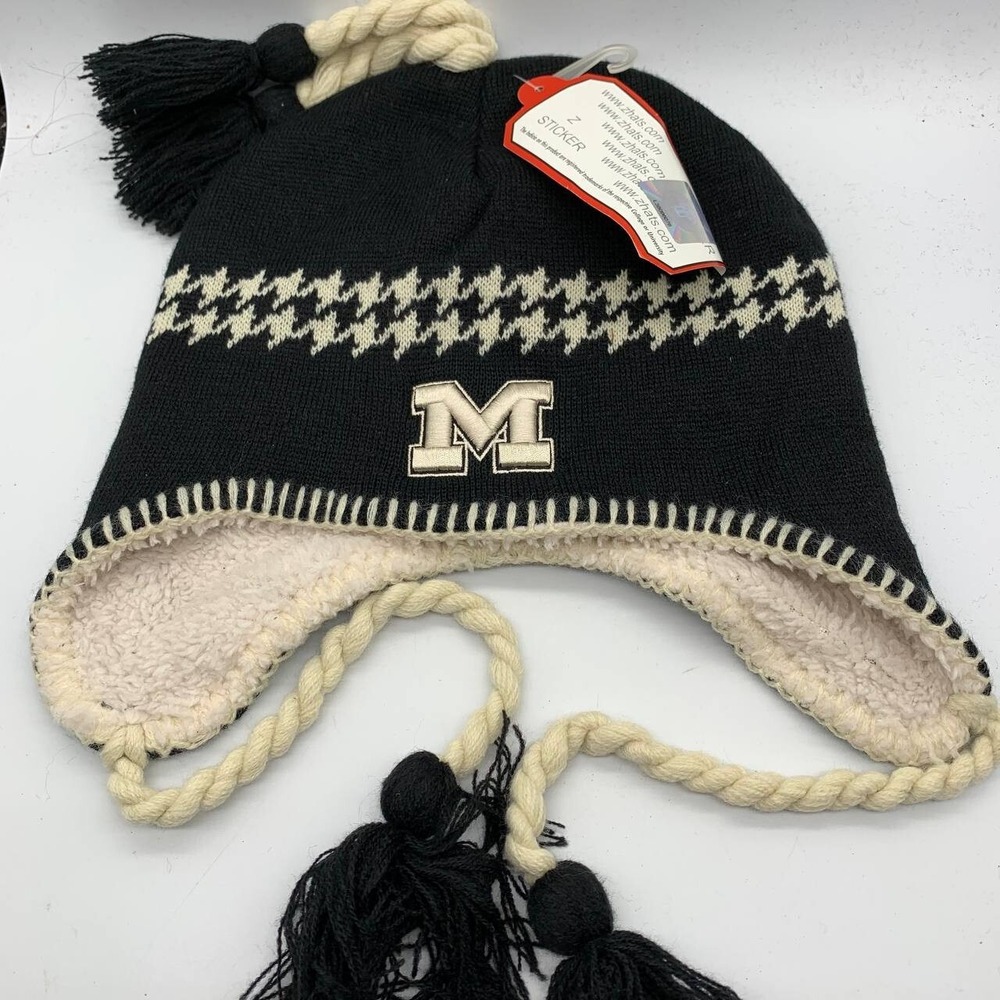Michigan Wolverines NCAA Zephyr Graf-X Beanie with Tassels Cap New Women‎
